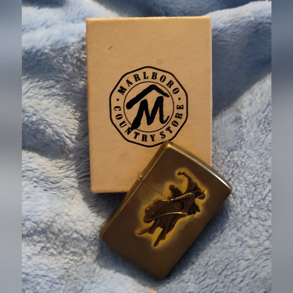 NEW & VINTAGE Brass Marlboro ZIPPO Lighter (NEVER FIRED) - Picture 1 of 10
